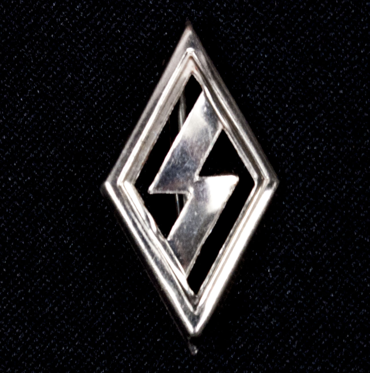 Hitlerjugend (HJ) Deutsches Jungvolk (DJ) Cap Badge