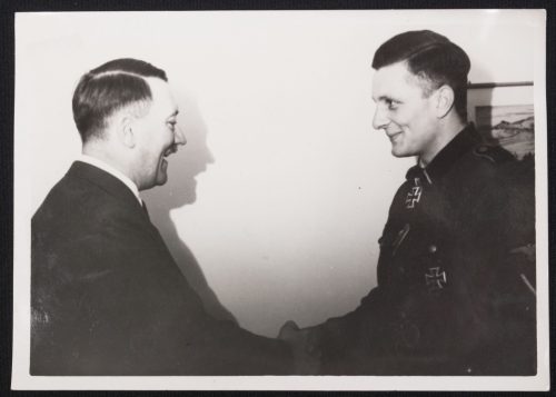 (Pressphoto) Adolf Hitler - Der Führer beglückwunscht SS-Sturmmann Christen den jungsten Ritterkreuzträger (1942)