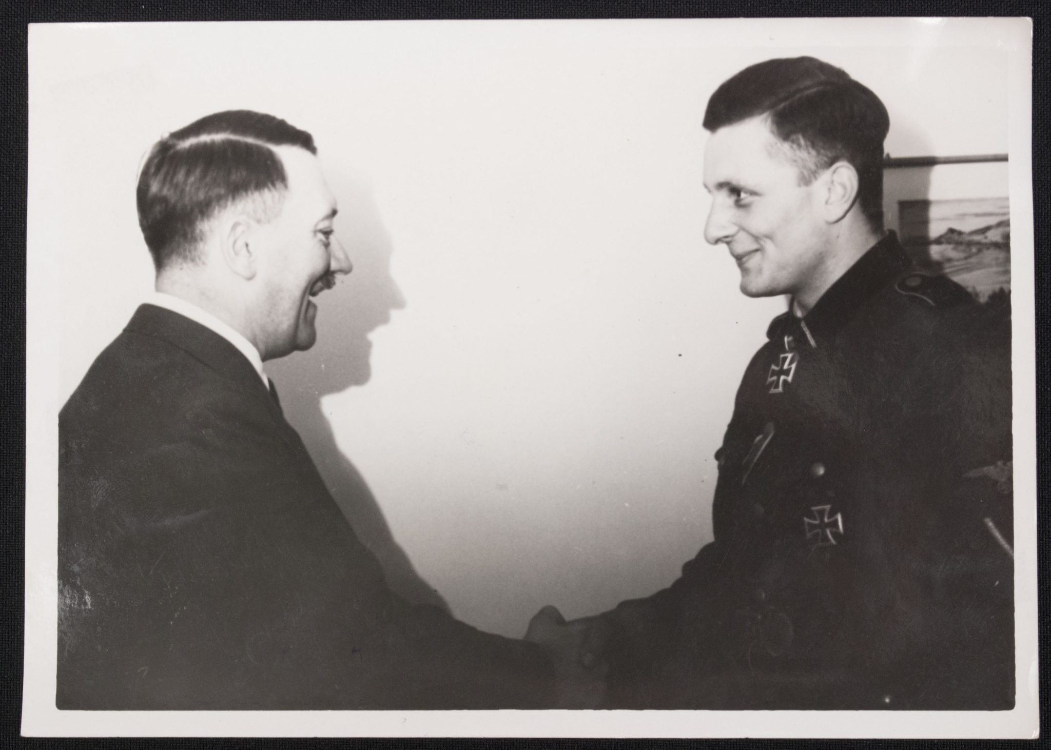 (Pressphoto) Adolf Hitler – Der Führer beglückwunscht SS-Sturmmann Christen den jungsten Ritterkreuzträger (1942) (Pressphoto) Adolf Hitler - Der Führer beglückwunscht SS-Sturmmann Christen den jungsten Ritterkreuzträger (1942)