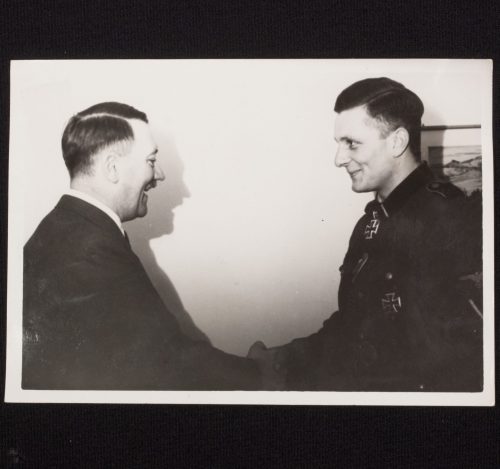(Pressphoto) Adolf Hitler - Der Führer beglückwunscht SS-Sturmmann Christen den jungsten Ritterkreuzträger (1942)