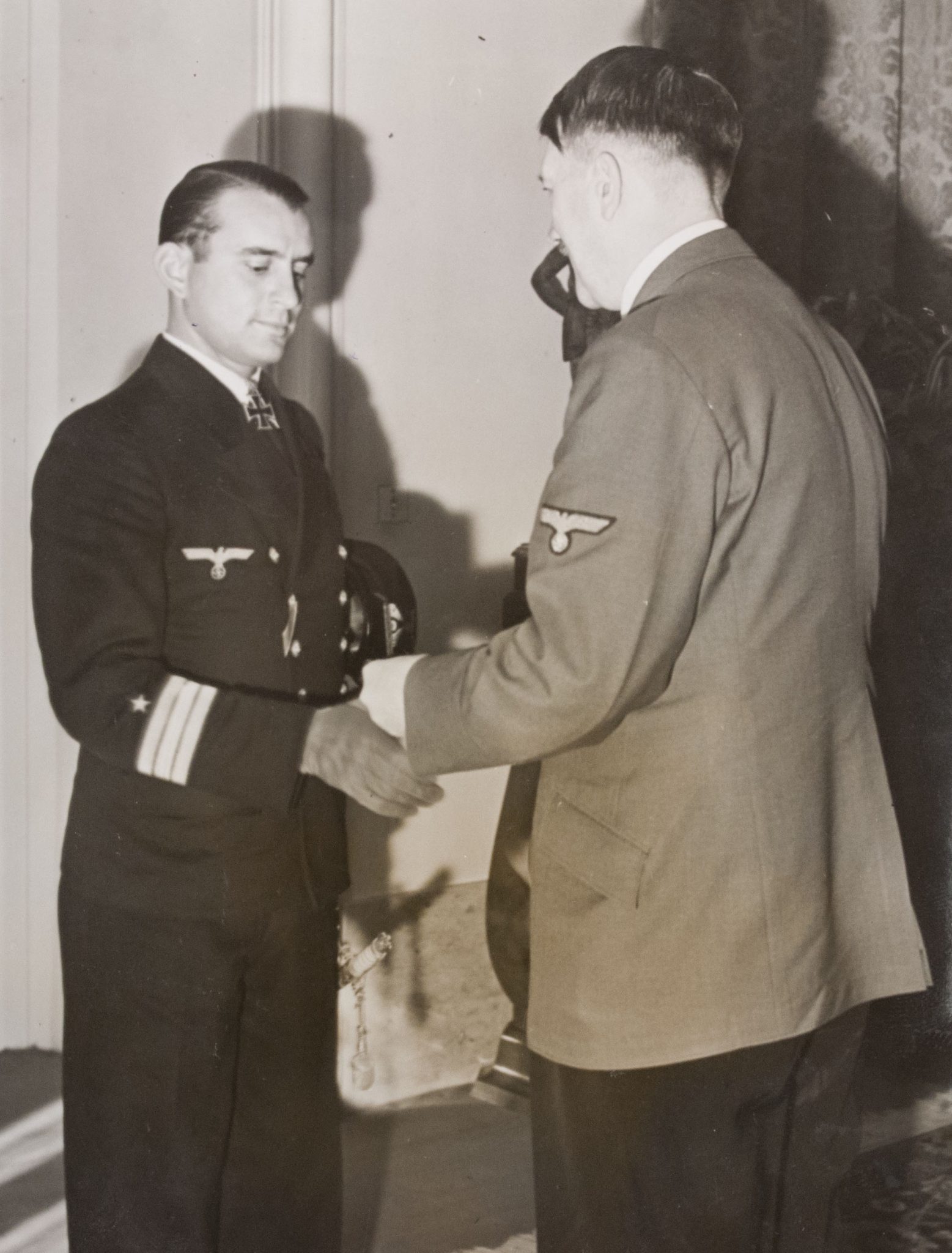 (Pressphoto) Adolf Hitler – Der Führer überreicht Korvettenkapitän Reinhard Suhren das Eichenlaub mit Schwertern zum Ritterkreuz (1942) (Pressphoto) Adolf Hitler - Der Führer überreicht Korvettenkapitän Reinhard Suhren das Eichenlaub mit Schwertern zum Ritterkreuz (1942)