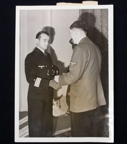 (Pressphoto) Adolf Hitler - Der Führer überreicht Korvettenkapitän Reinhard Suhren das Eichenlaub mit Schwertern zum Ritterkreuz (1942)