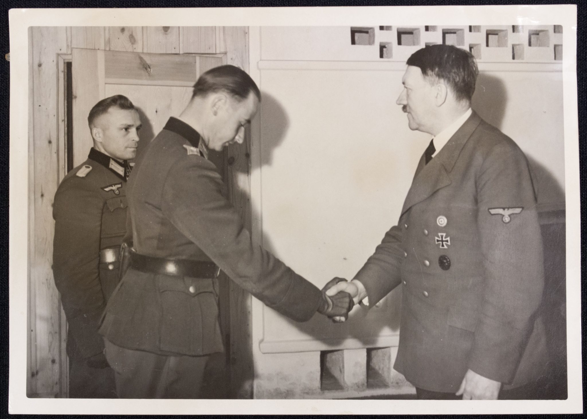 (Pressphoto) Adolf Hitler Der Führer überreicht Oberleutnant Ziegler und Leutnant Hein das Eichenlaub zum Ritterkreuz (1942) (Pressphoto) Adolf Hitler Der Führer überreicht Oberleutnant Ziegler und Leutnant Hein das Eichenlaub zum Ritterkreuz (1942)