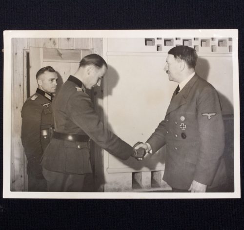 (Pressphoto) Adolf Hitler Der Führer überreicht Oberleutnant Ziegler und Leutnant Hein das Eichenlaub zum Ritterkreuz (1942)