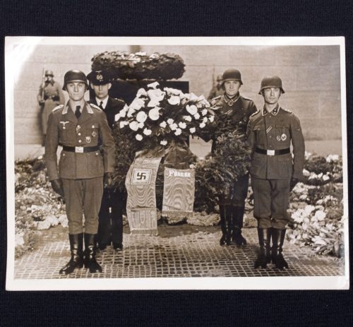 (Pressphoto) Heldengedenktag 1944 - Der Kranz des Führers im Ehrenmal mit der Ehrenwacht