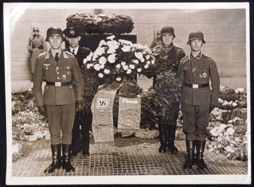 (Pressphoto) Heldengedenktag 1944 - Der Kranz des Führers im Ehrenmal mit der Ehrenwacht
