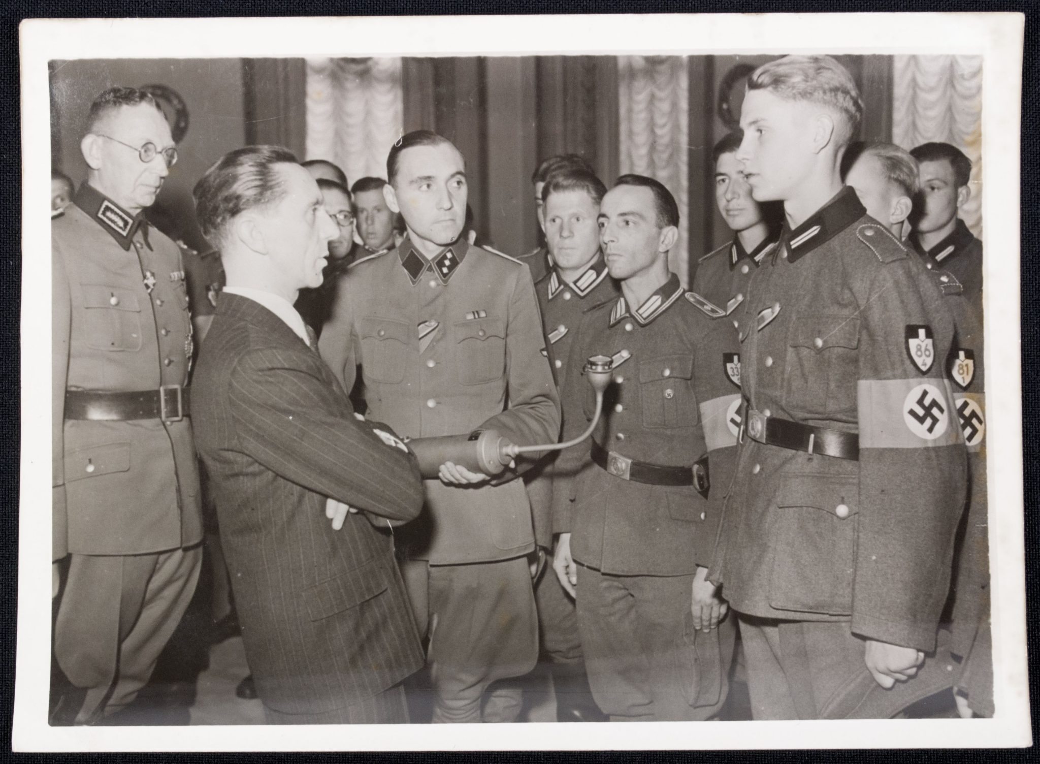 (Pressphoto) Im Kreigseinsatz bewährte Arbeitsmänner von Reichminister Dr. Goebbels empfangen (1942) (Pressphoto) Im Kreigseinsatz bewährte Arbeitsmänner von Reichminister Dr. Goebbels empfangen (1942)