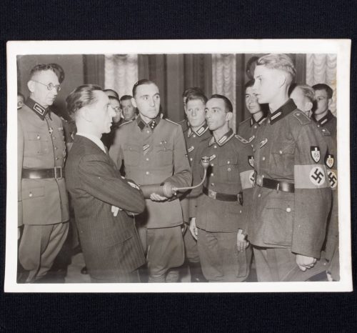 (Pressphoto) Im Kreigseinsatz bewährte Arbeitsmänner von Reichminister Dr. Goebbels empfangen (1942)