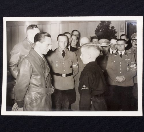 (Pressphoto) Reichsminister Dr. Goebbels unterhält sich mit einem Volksdeutschen Jungen (1942)