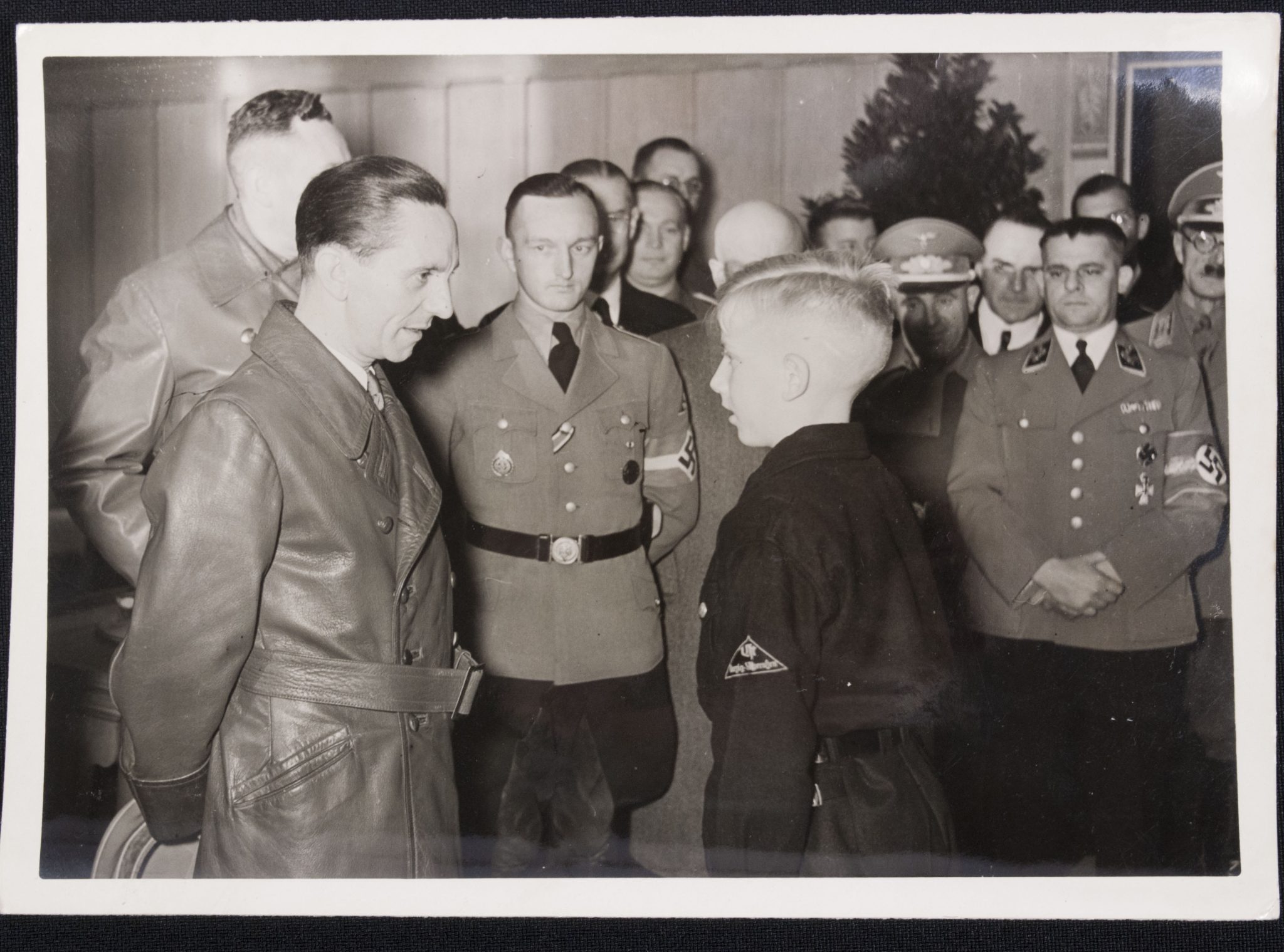 (Pressphoto) Reichsminister Dr. Goebbels unterhält sich mit einem Volksdeutschen Jungen (1943) (Pressphoto) Reichsminister Dr. Goebbels unterhält sich mit einem Volksdeutschen Jungen (1942)