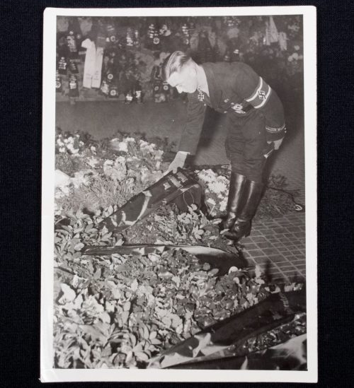 (Pressphoto) Zum Gedenken zum Langemarck (1943)