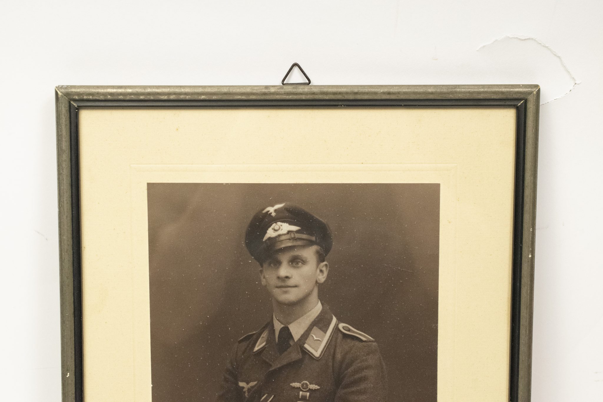 Framed large Luftwaffe (LW) portrait (35,5 x 27,5 cm) (2) Framed large Luftwaffe (LW) portrait (35,5 x 27,5 cm)