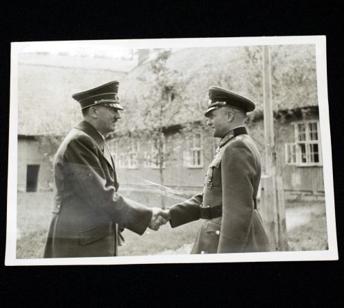 (Pressphoto) Der Führer beglückwünschtGeneralfeldmarschall von Brauchitsch