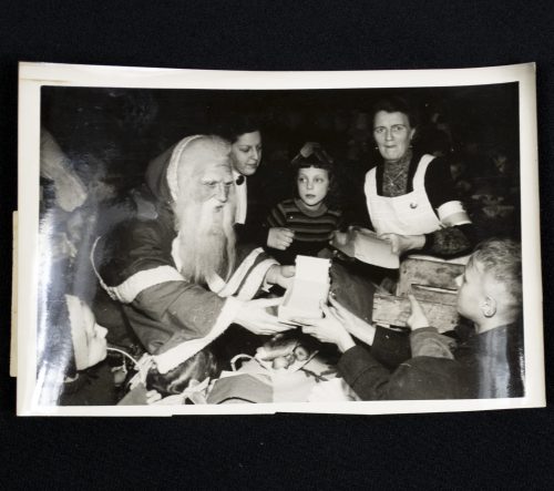 (Pressphoto) Nederlandsche Arbeidsfront (NAF) Kerstfeest Voor het Kind door het Kind (1943) (18 x 12 cm)