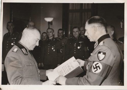 (Pressphoto) Obergeneralarbeitsführer Dr. Decker übergibt die Spendenurkunde an Reichsarbeitsführer Reichsleiter Konstantin Hierl (1943)