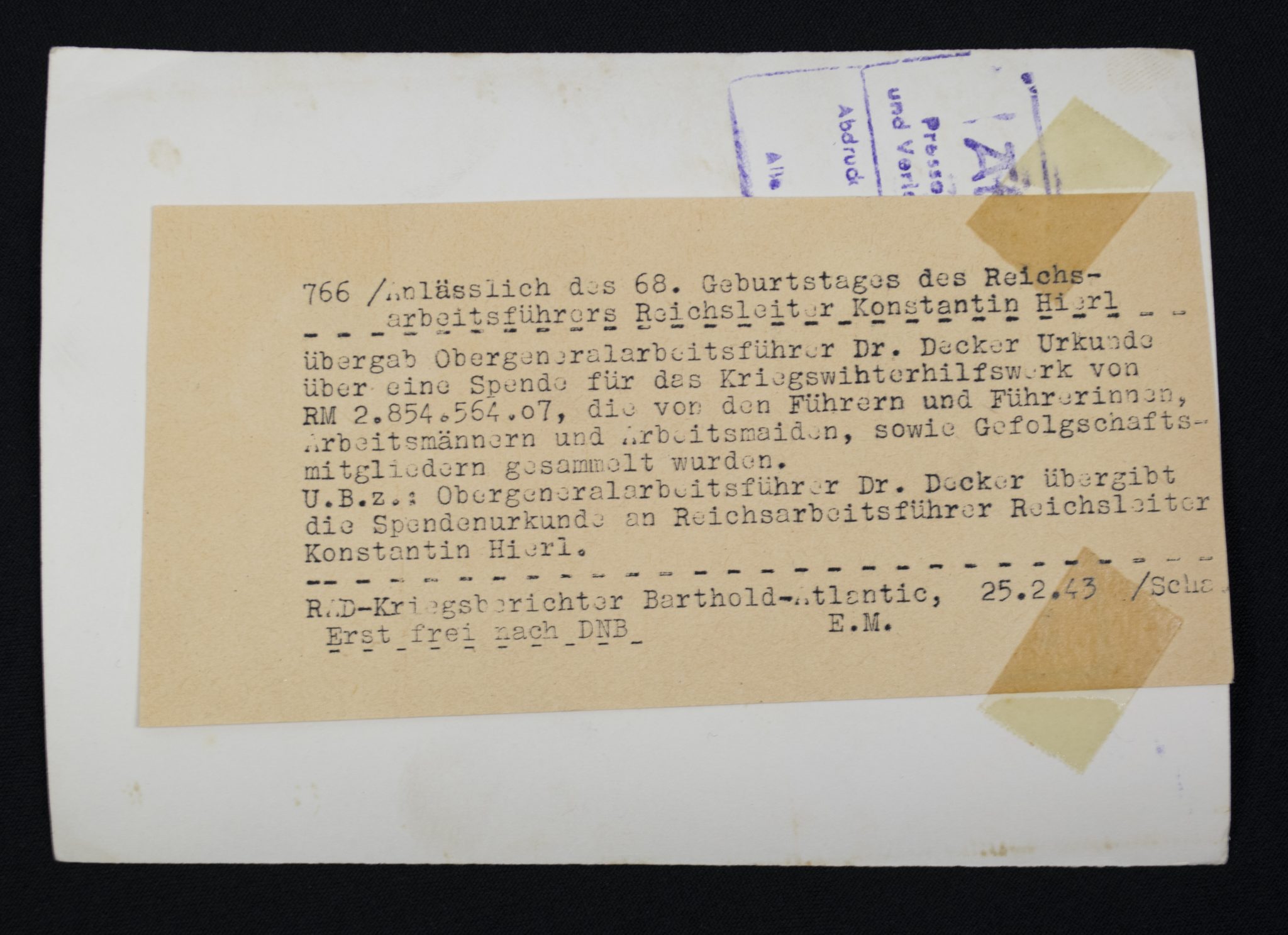 (Pressphoto) Obergeneralarbeitsführer Dr. Decker übergibt die Spendenurkunde an Reichsarbeitsführer Reichsleiter Konstantin Hierl (1944) (Pressphoto) Obergeneralarbeitsführer Dr. Decker übergibt die Spendenurkunde an Reichsarbeitsführer Reichsleiter Konstantin Hierl (1943)