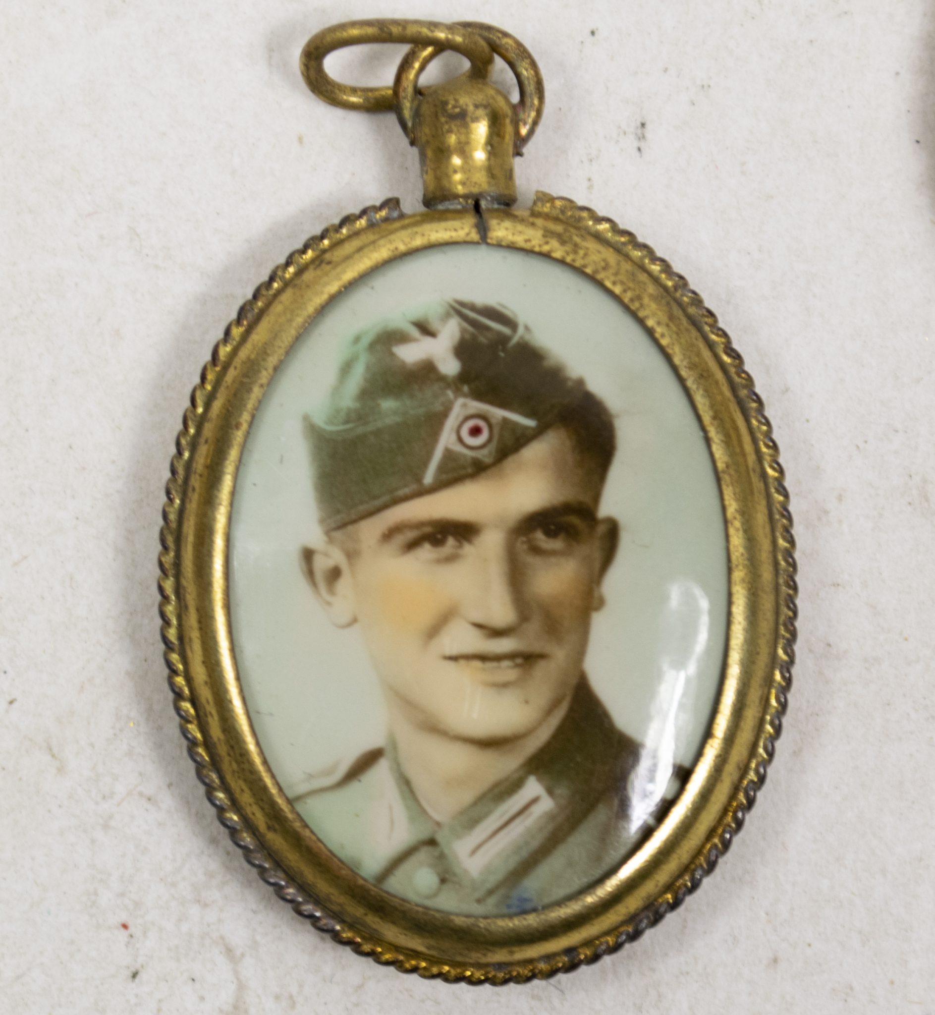 Collection of German WWII sweetheart brooches with soldiers foto's (10x) - Image 10