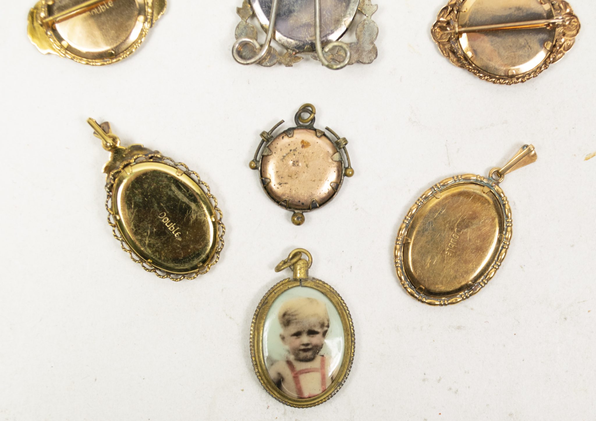 Collection of German WWII sweetheart brooches with soldiers foto's (10x) - Image 15