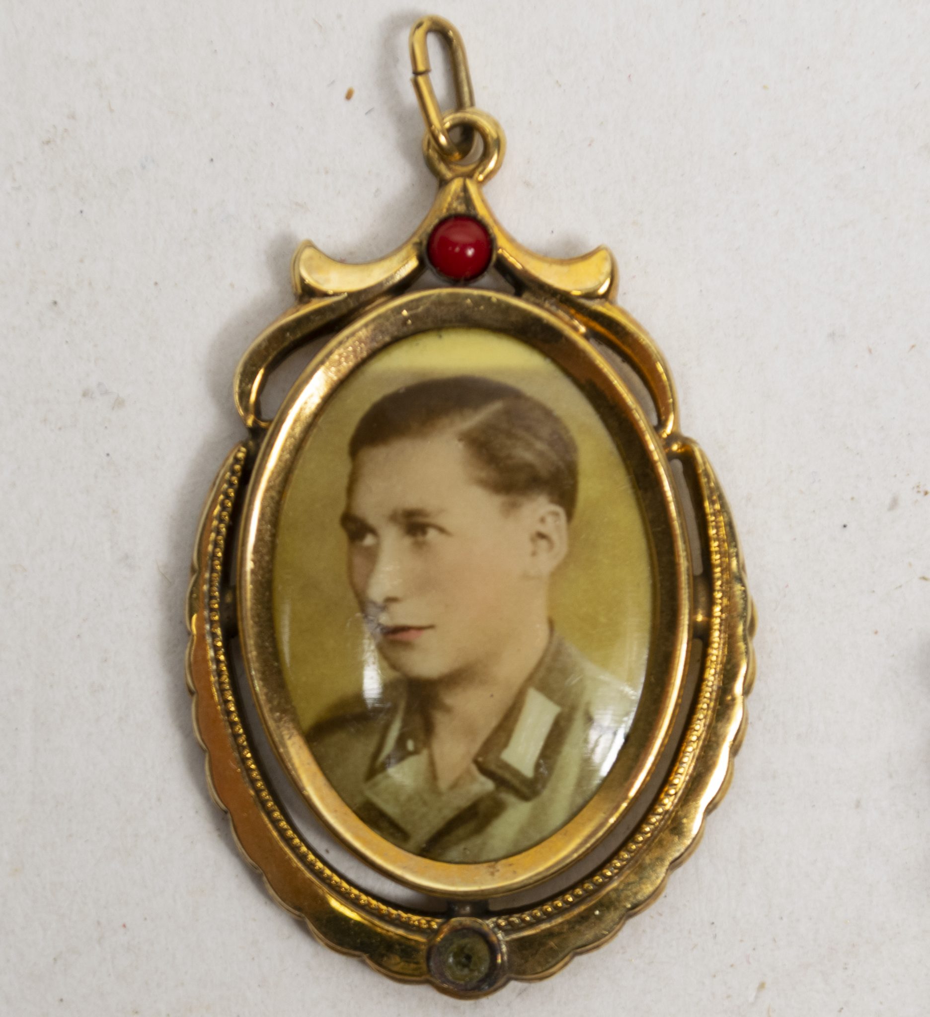 Collection of German WWII sweetheart brooches with soldiers foto's (10x) - Image 3