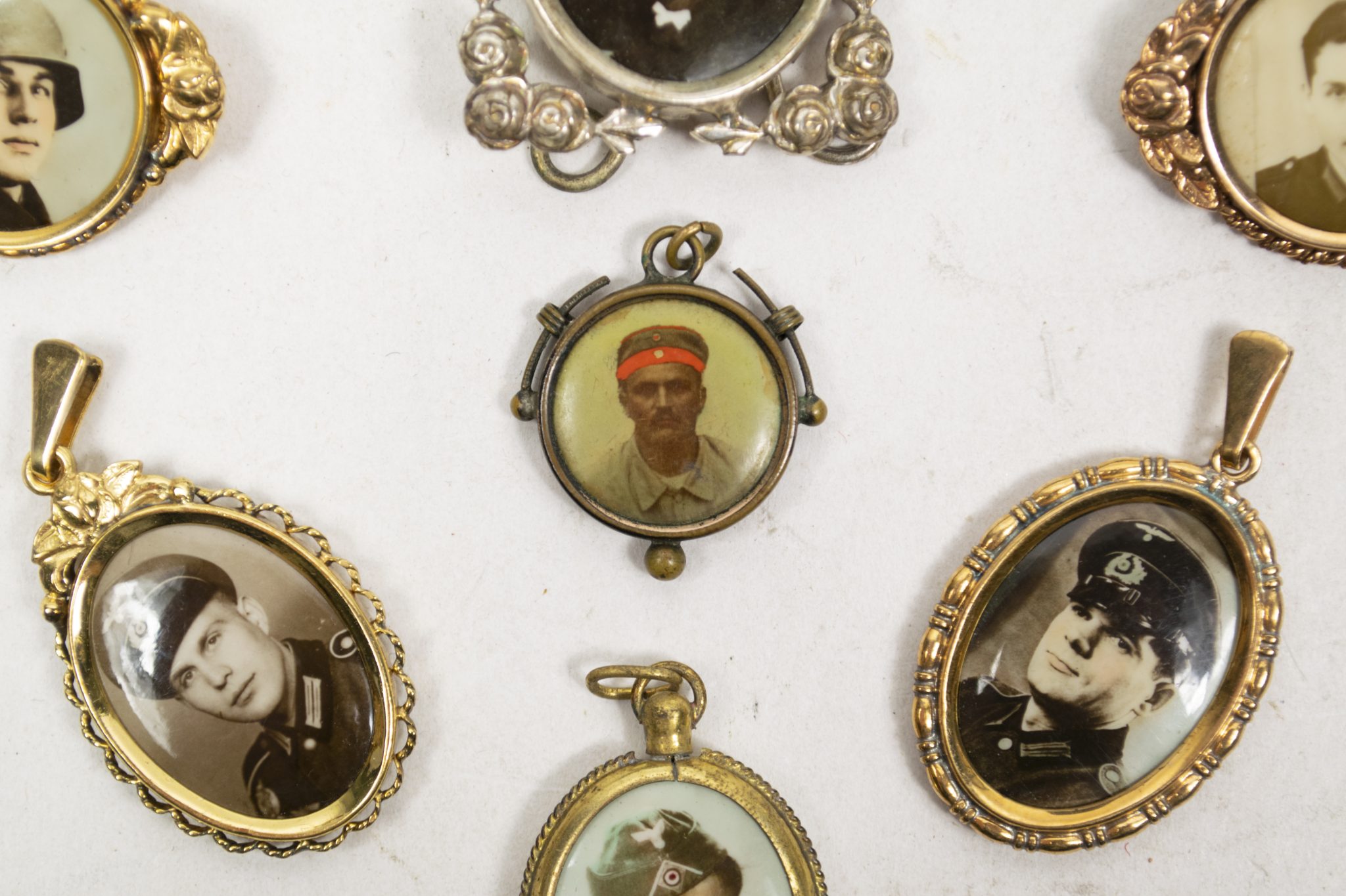 Collection of German WWII sweetheart brooches with soldiers foto's (10x) - Image 7