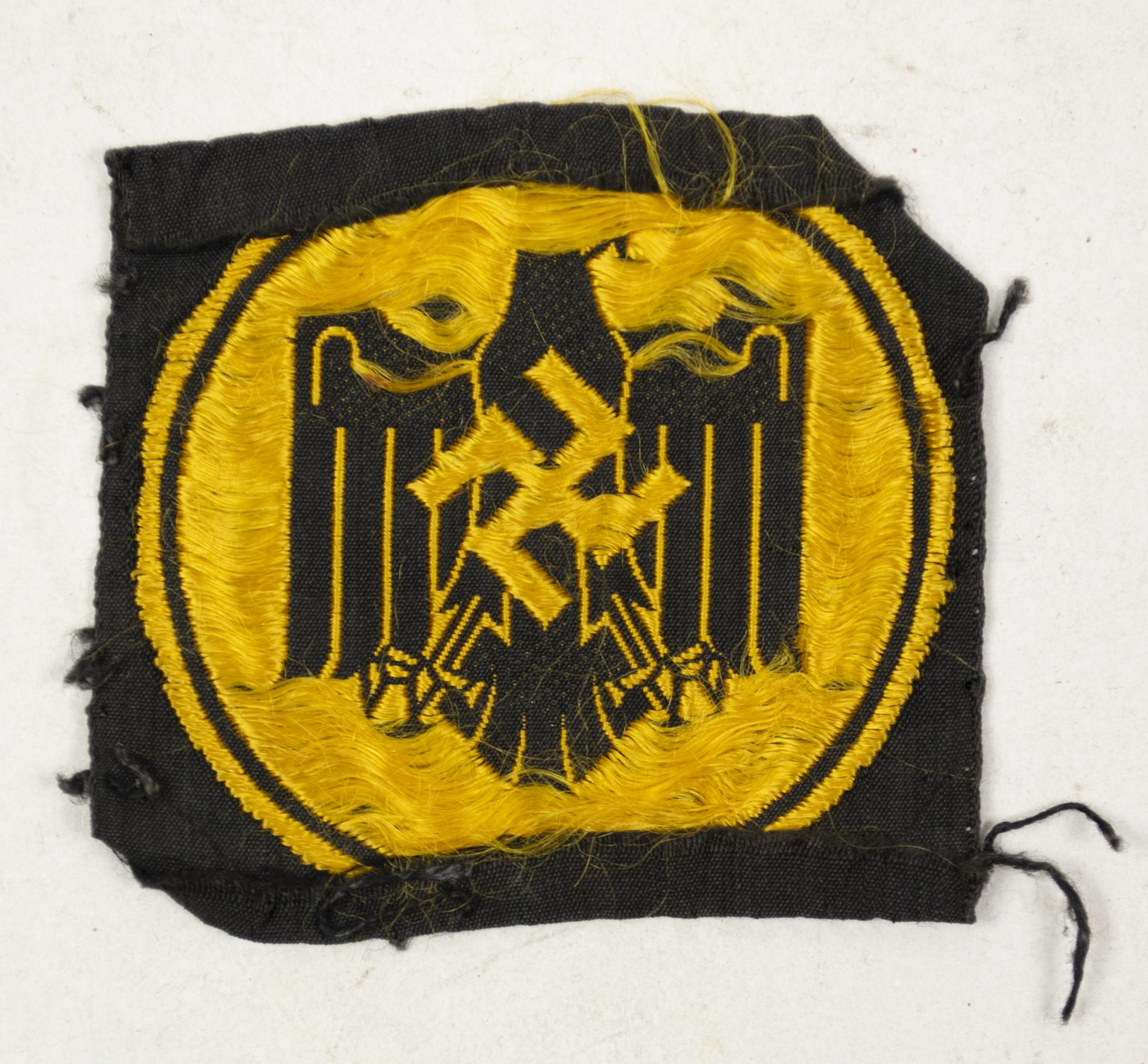 Nationalsozialistischer Reichsbund für Leibesübungen (NSRL) Cloth sportsbadge in goldbronze (2) Nationalsozialistischer Reichsbund für Leibesübungen (NSRL) Cloth sportsbadge in goldbronze