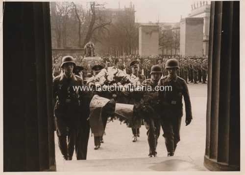 (Pressphoto) Feierliche Kranzniederlegung im Ehrendenkmal am Heldengedenktag (1944)