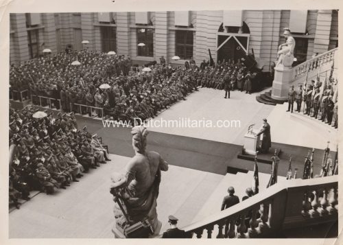 (Pressphoto) Heldengedenktag 1943. Der Führer spricht am Festakt im Lichthof des Zeughauses Unter den Linden in Berlin (1942)