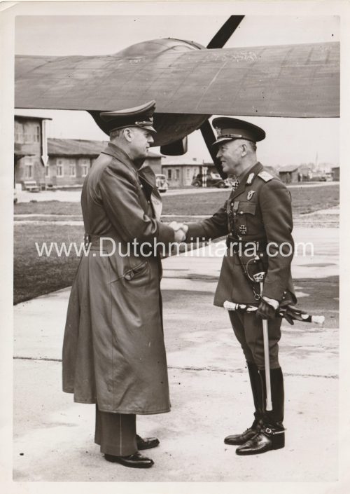 (Pressphoto) Reichsaussenminister Joachim v.Ribbentrop (links) begrüsst StaatschefIon Antonescu auf dem Flugplatz in Salzburg
