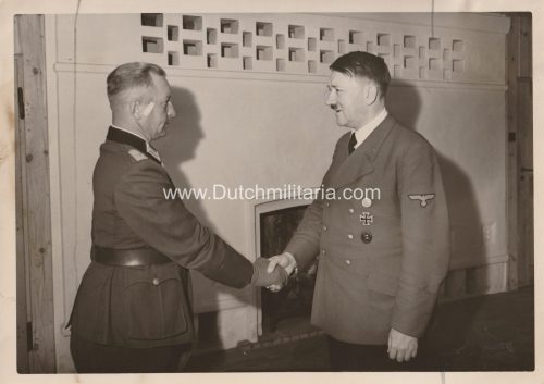 (Pressphoto) Walter Gorn during the conferment of the Knights Cross of the Iron Cross with oak leaves by Adolf Hitler - 17.08.1942
