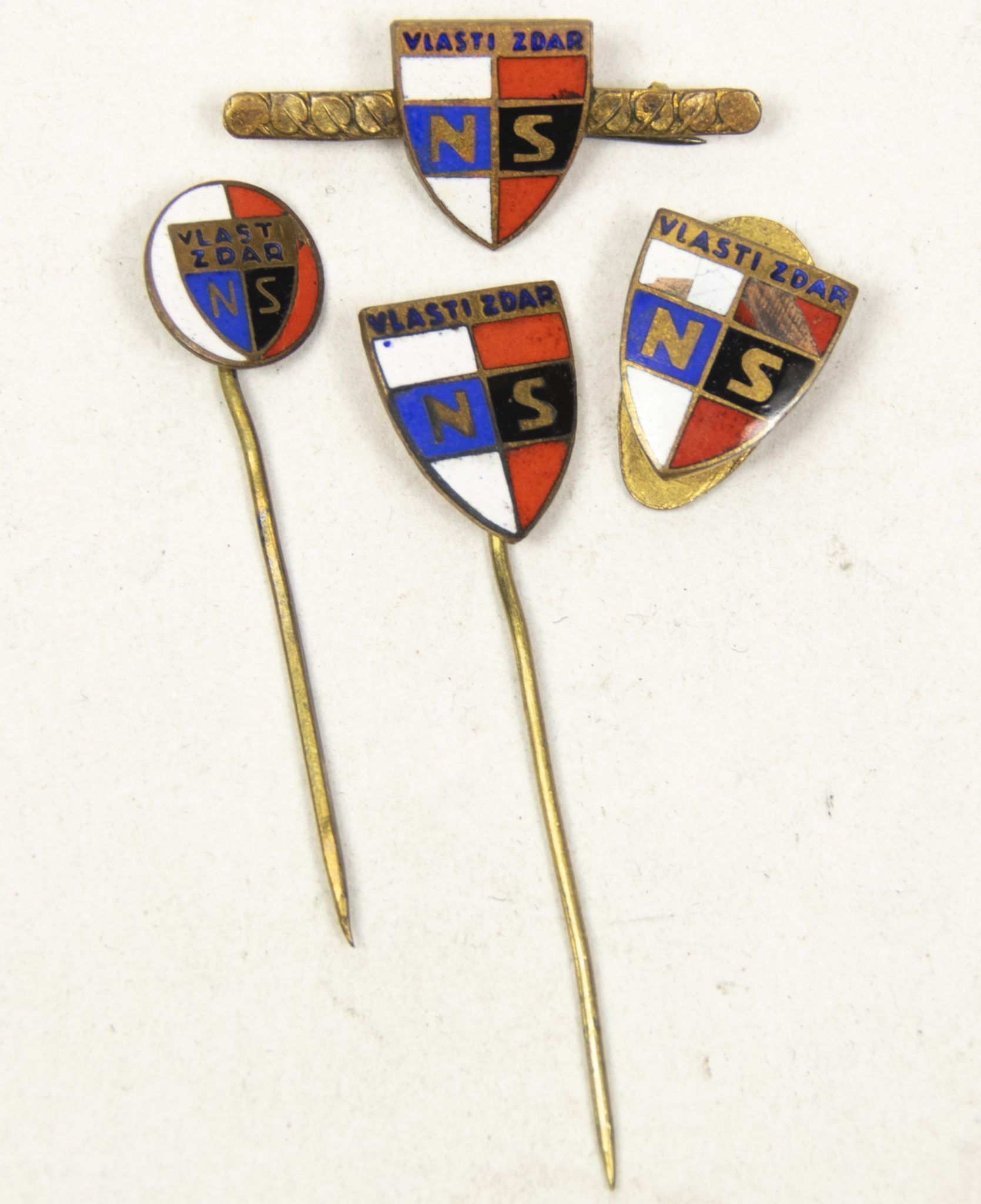 (Czech) NS Vlasti Zdar membership badges (4x) + Rodinna Kronika family book - rare