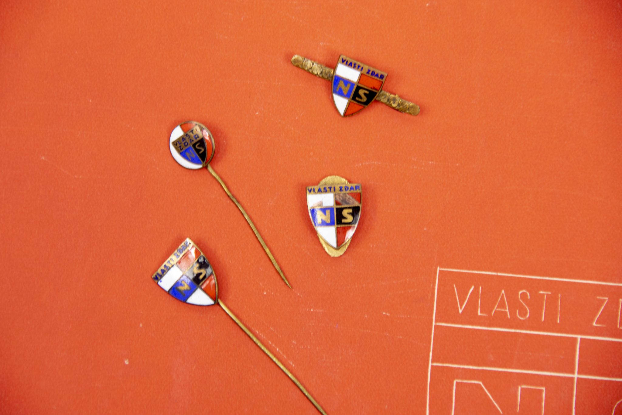 (Czech) NS Vlasti Zdar membership badges (4x) + Rodinna Kronika family book - rare