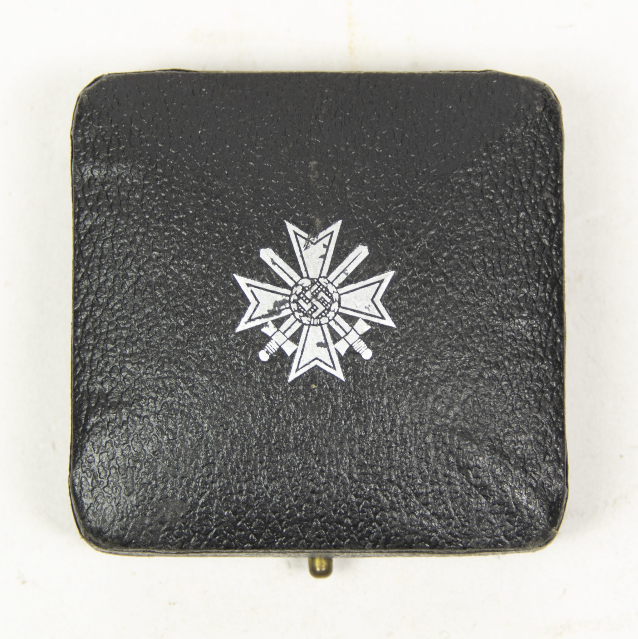 Kriegsverdienstkreuz Erste Klasse (KVK1) War Mertit Cross First class + etui (MM 65 Klein & Quenzer) Kriegsverdienstkreuz Erste Klasse (KVK1) War Mertit Cross First class + etui (MM 65 Klein & Quenzer)