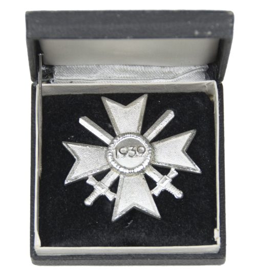 Kriegsverdienstkreuz Erste Klasse (KVK1) mit Schwertern + etui (1957)