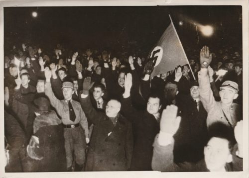 The size is approximately 18 x 13 centimeters.