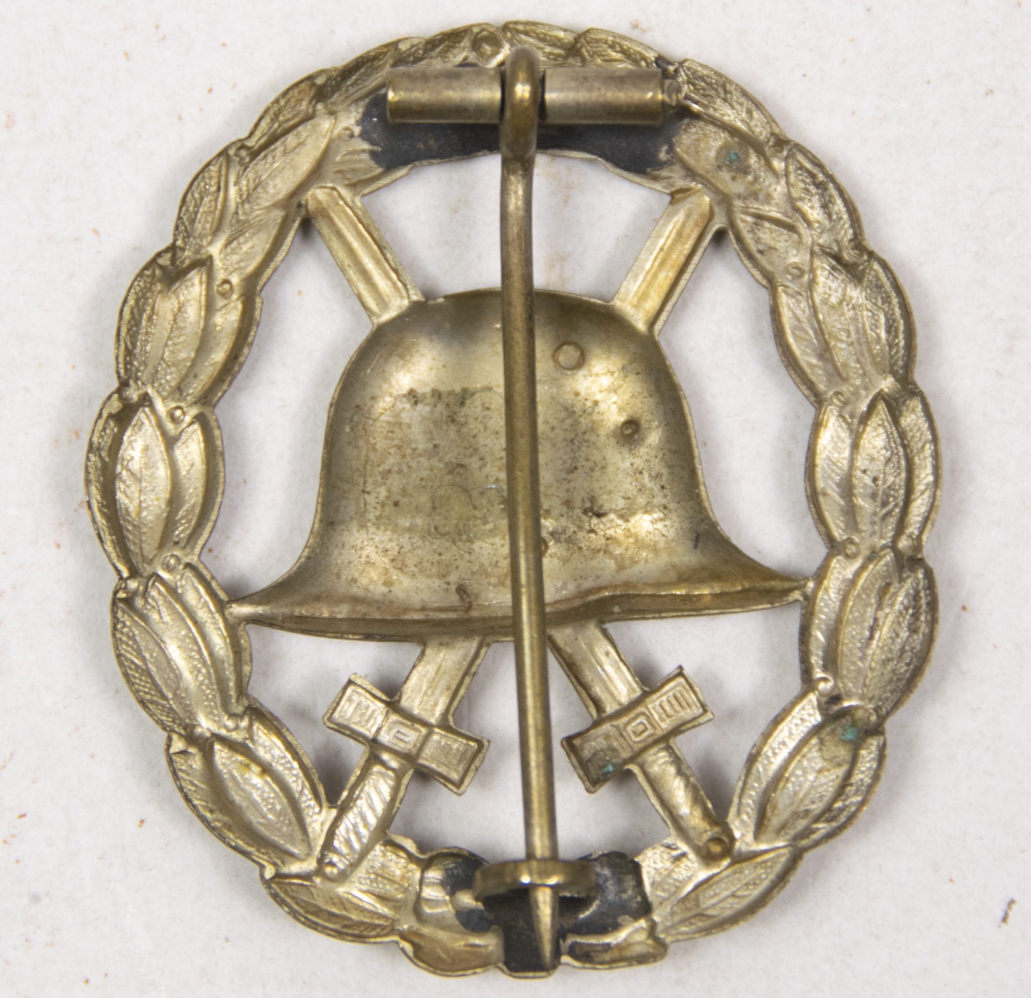 WWI Verwundetenabzeichen Durchbrochen (Maker Otto Schickle) (2) WWI Verwundetenabzeichen Durchbrochen (Maker Otto Schickle)