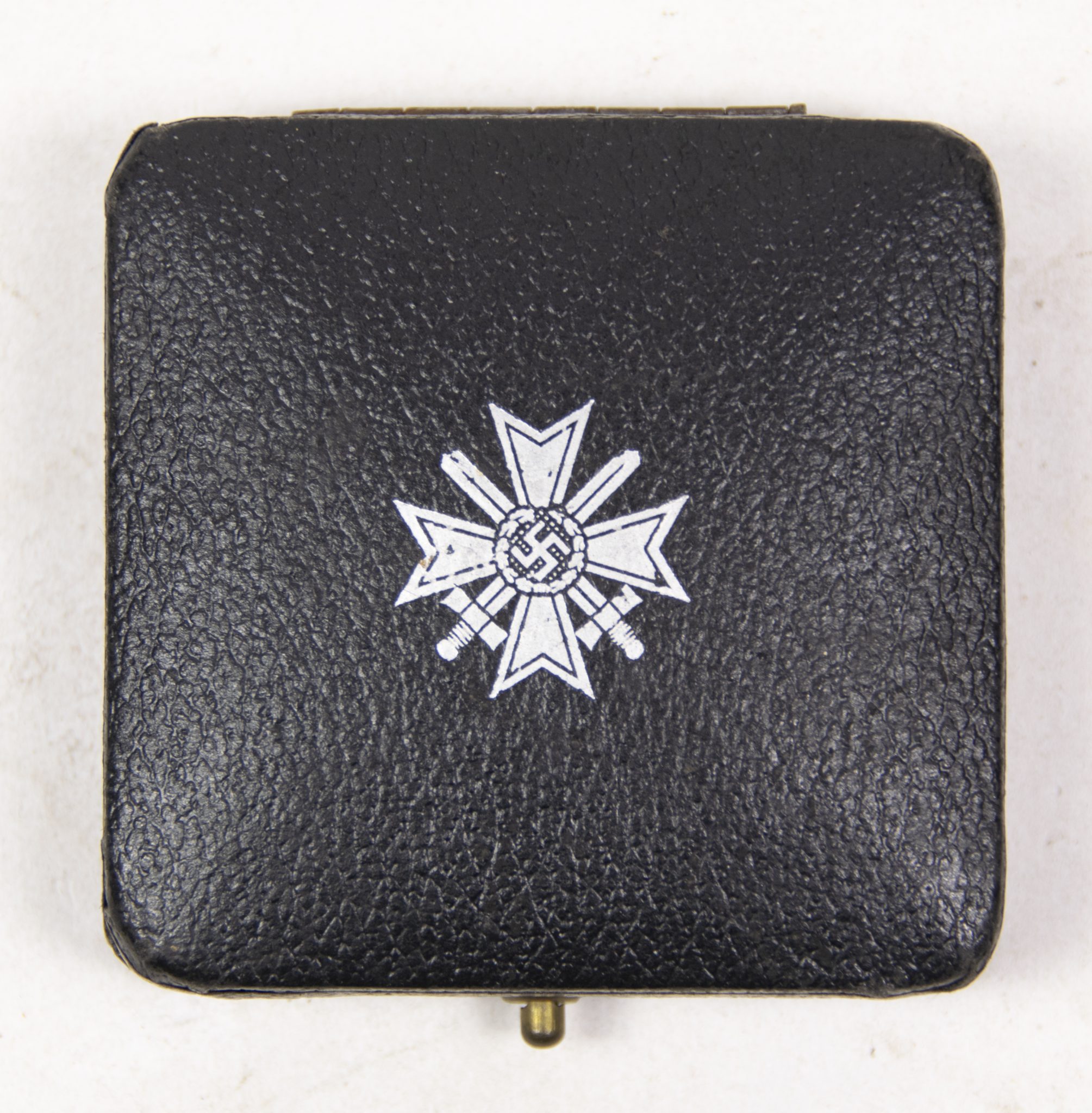 Kriegsverdienstkreuz Erste Klasse (KVK1) War Mertit Cross First class + etui (MM “65” Klein & Quenzer) (1) Kriegsverdienstkreuz Erste Klasse (KVK1) War Mertit Cross First class + etui (MM “65” Klein & Quenzer)