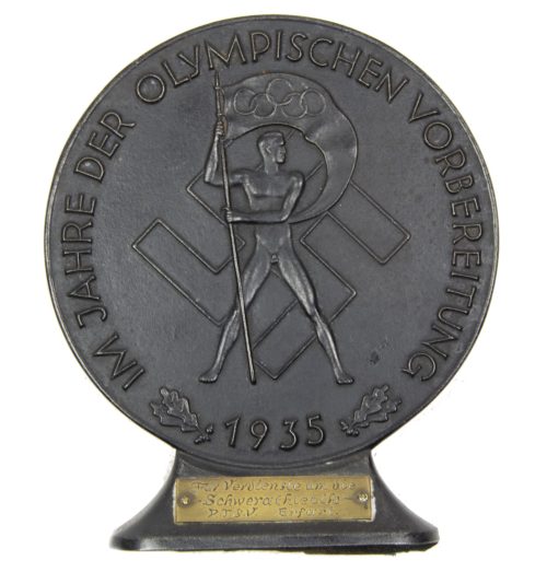 Im jahre der Olympischen Vorbereitung 1935 table statue