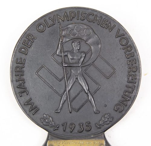 Im jahre der Olympischen Vorbereitung 1935 table statue