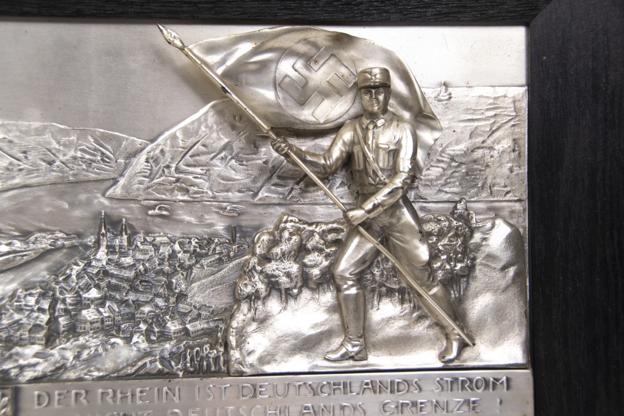 Large N.S.D.A.P Ortsgruppe Atzbach 1940 plaque Der Rhein ist Deutschlands Strom – Nicht Deutschlands Grenze (49×33 cm) – Very Rare (2) Large N.S.D.A.P Ortsgruppe Atzbach 1940 plaque Der Rhein ist Deutschlands Strom - Nicht Deutschlands Grenze (49x33 cm) - Very Rare