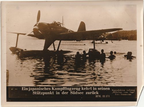 (Pressphoto) Ein japanisches Kampfflugzeug kehrt in seinen Stützpunkt in der Südsee zurück (24x18cm)