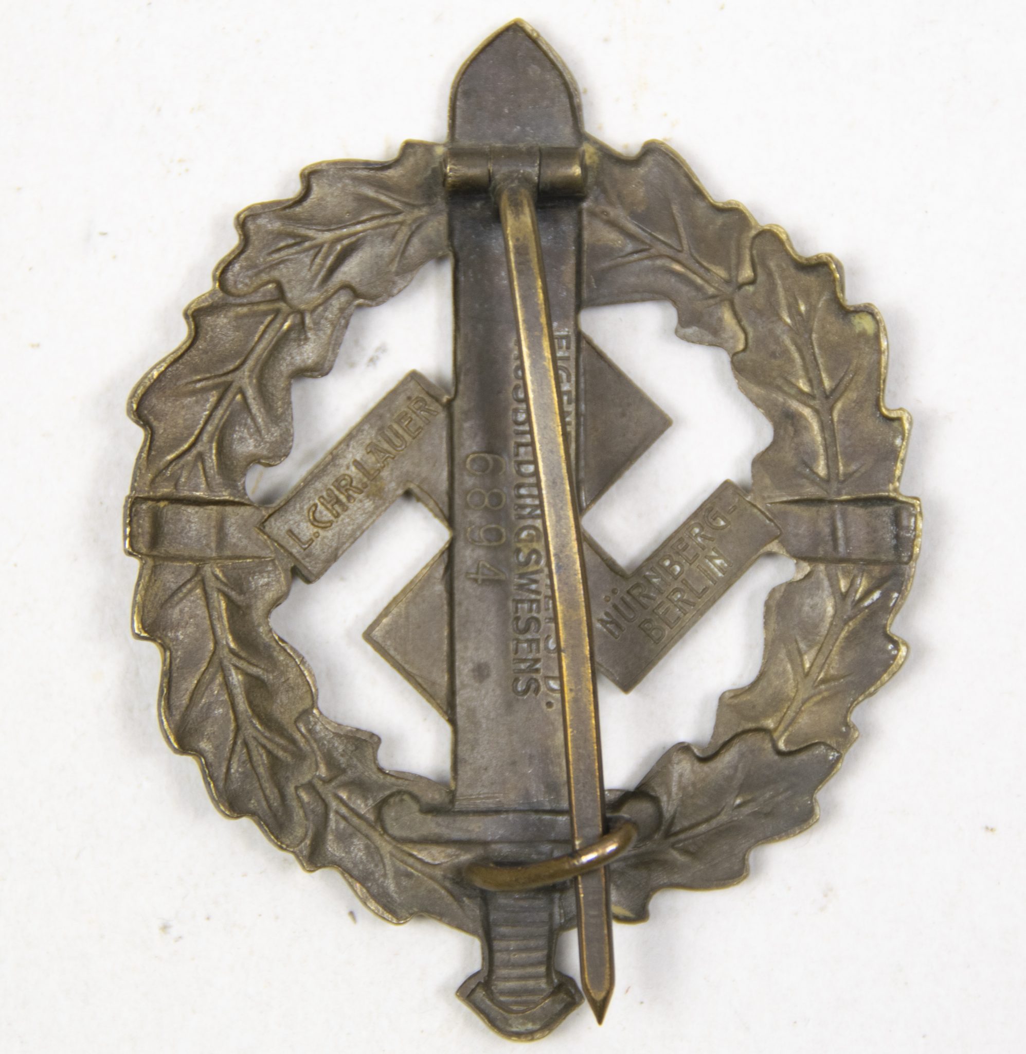 SA-Sportabzeichen-in-bronze-6894-MM-Eigentum-D.-Chefs-D.-Ausbildungswesens-RARE-EARLY-SA-Sportsbadge-