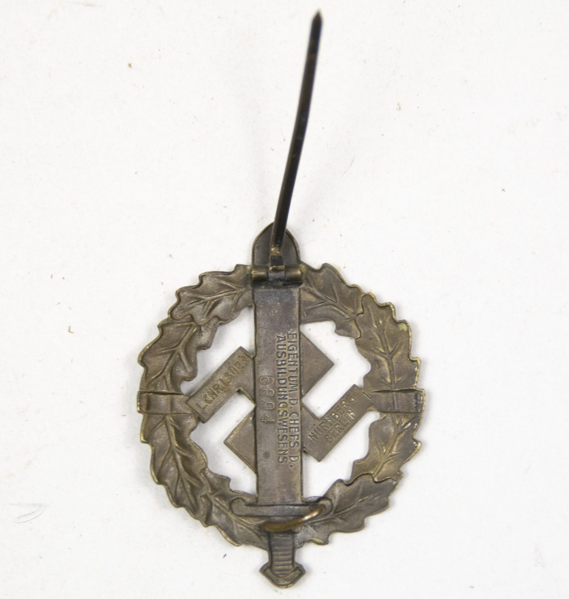 SA-Sportabzeichen-in-bronze-6894-MM-Eigentum-D.-Chefs-D.-Ausbildungswesens-RARE-EARLY-SA-Sportsbadge-