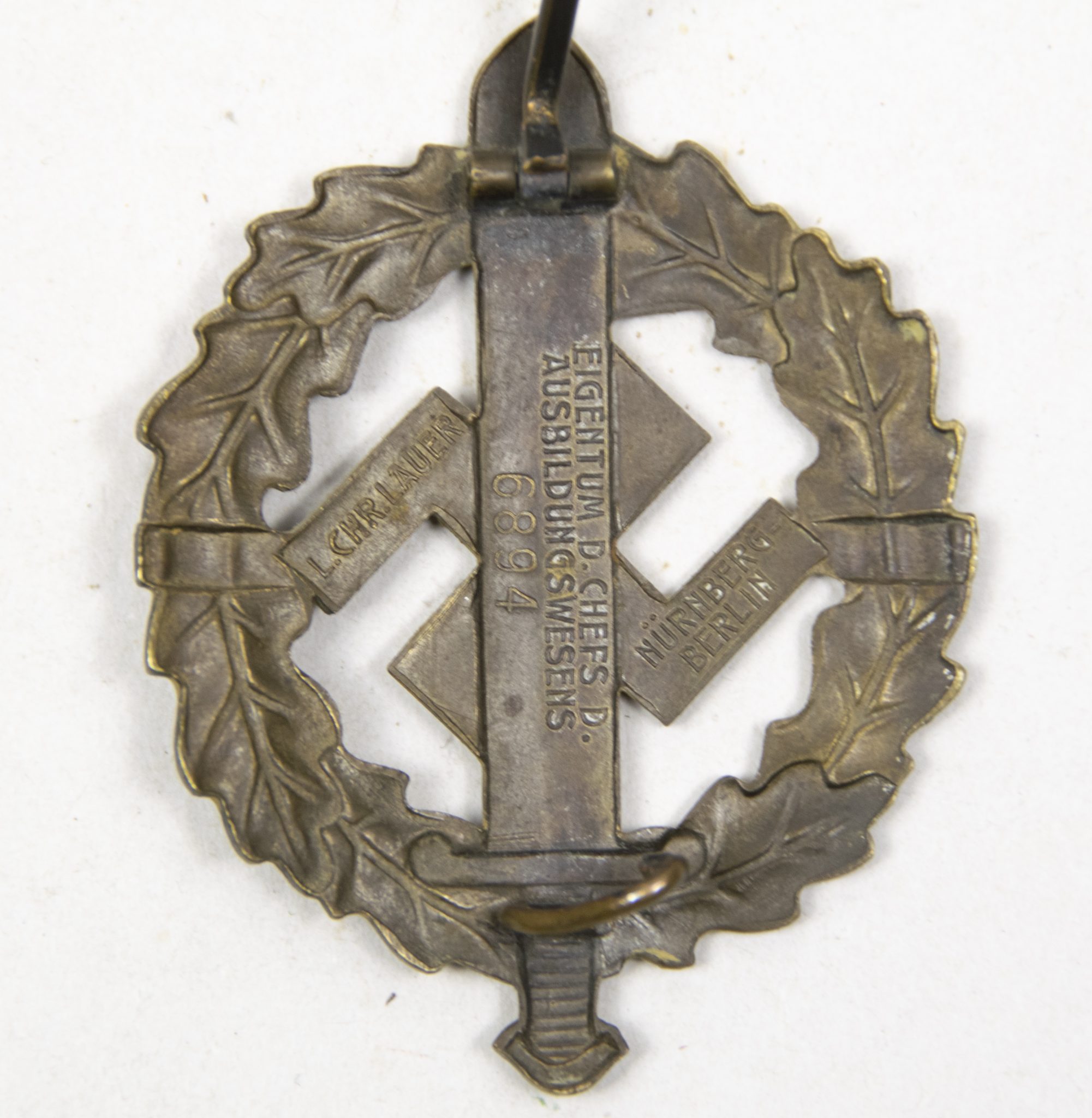 SA-Sportabzeichen-in-bronze-6894-MM-Eigentum-D.-Chefs-D.-Ausbildungswesens-RARE-EARLY-SA-Sportsbadge-