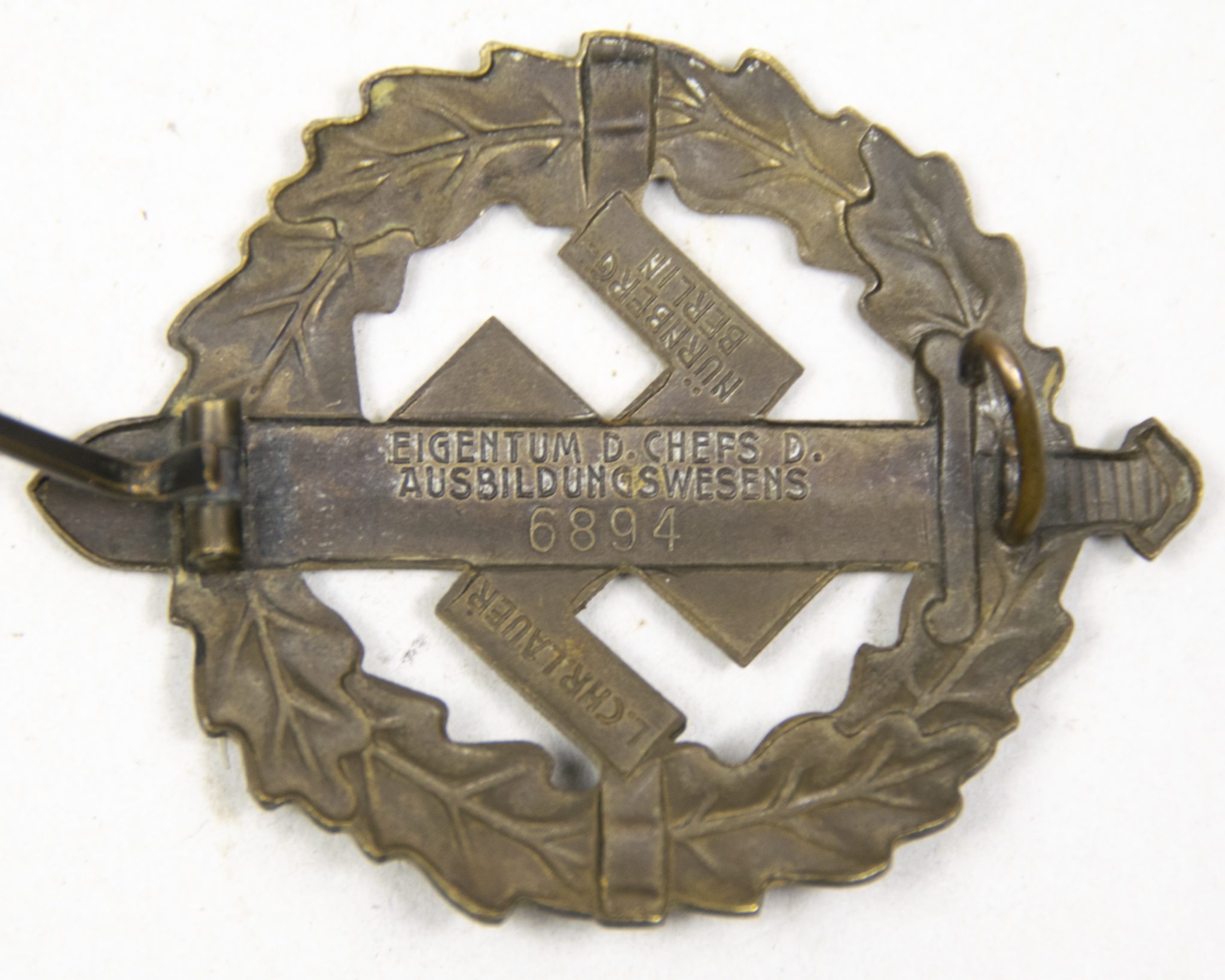 SA-Sportabzeichen-in-bronze-6894-MM-Eigentum-D.-Chefs-D.-Ausbildungswesens-RARE-EARLY-SA-Sportsbadge-