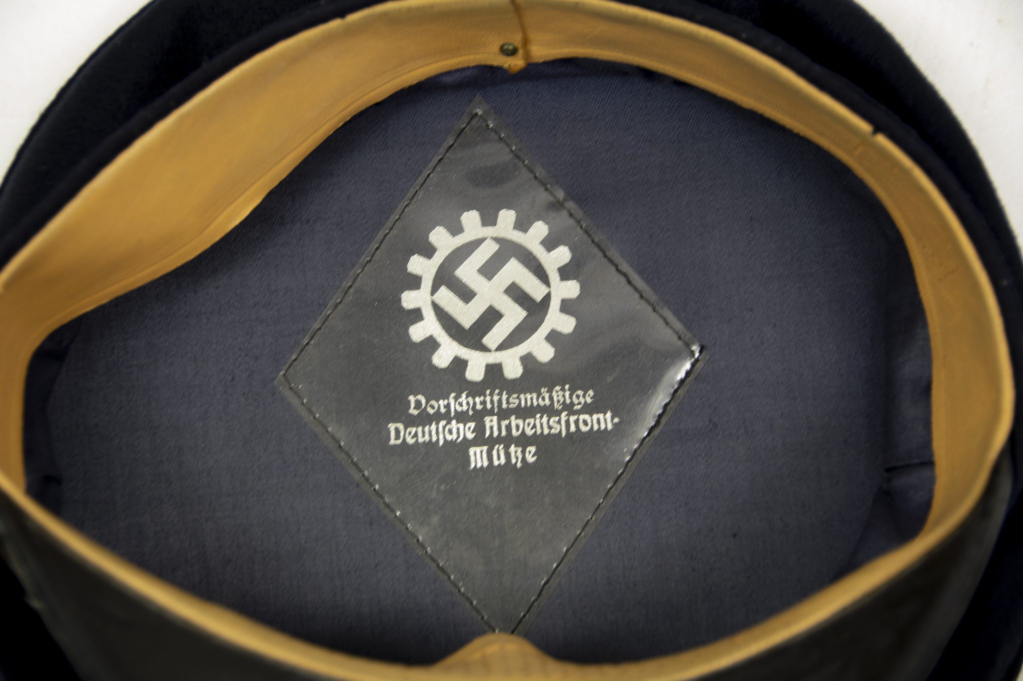 Deutsche Arbeitsfront (DAF) complete suit with jacket + trousers + visorcap + waistcoat + shirt + medals + badges - Image 16