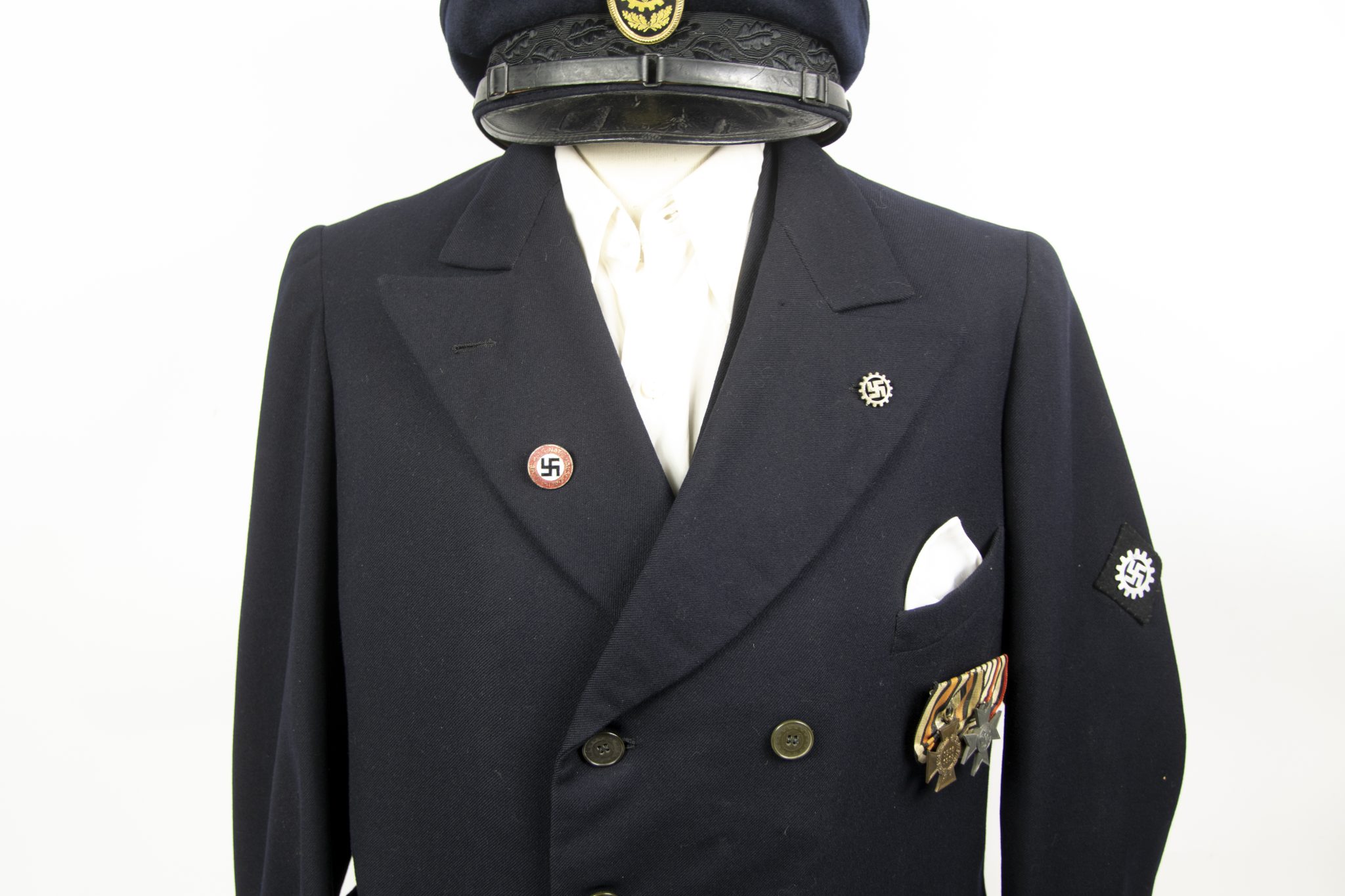 Deutsche Arbeitsfront (DAF) complete suit with jacket + trousers + visorcap + waistcoat + shirt + medals + badges - Image 3