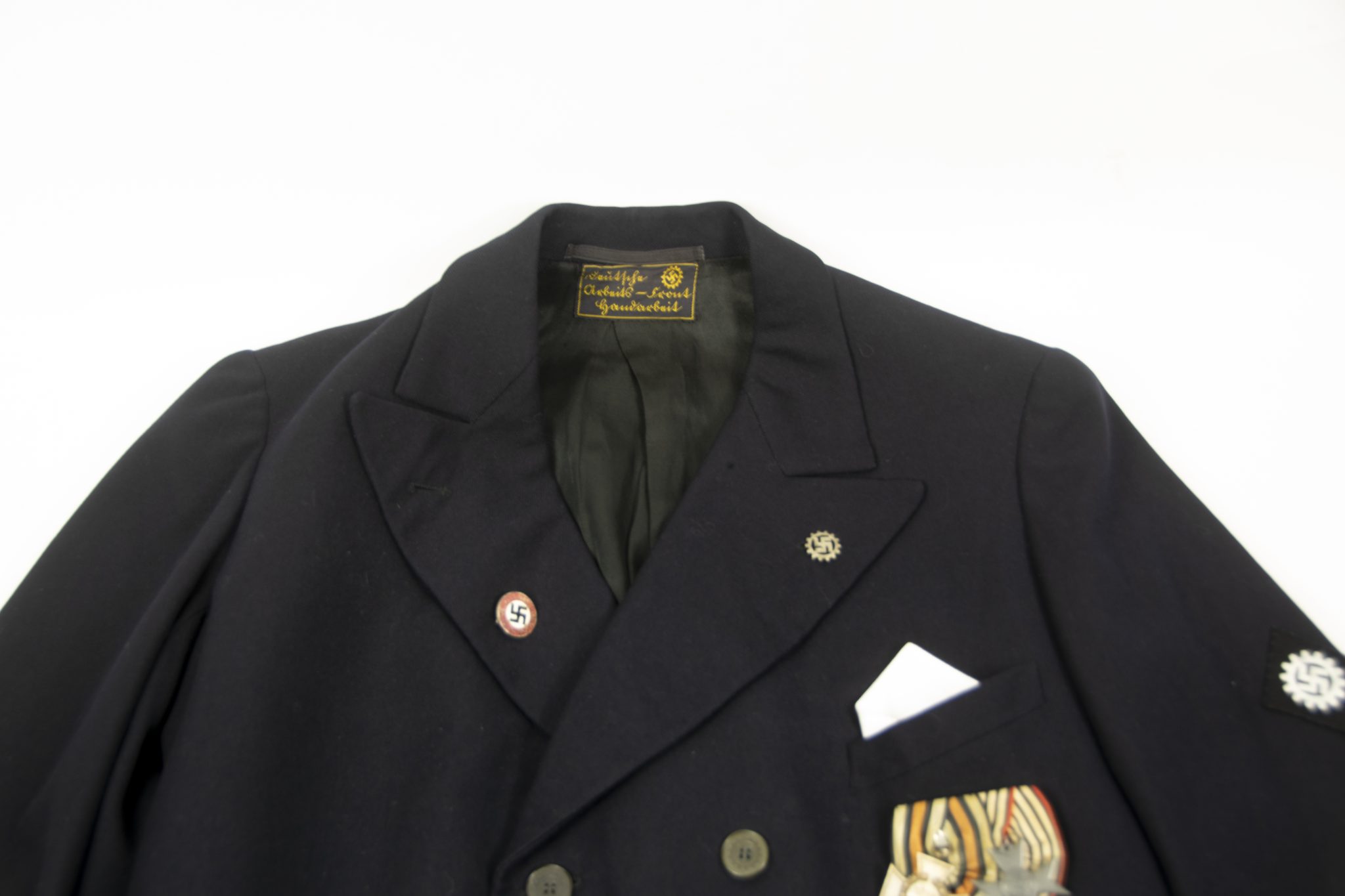 Deutsche Arbeitsfront (DAF) complete suit with jacket + trousers + visorcap + waistcoat + shirt + medals + badges - Image 40