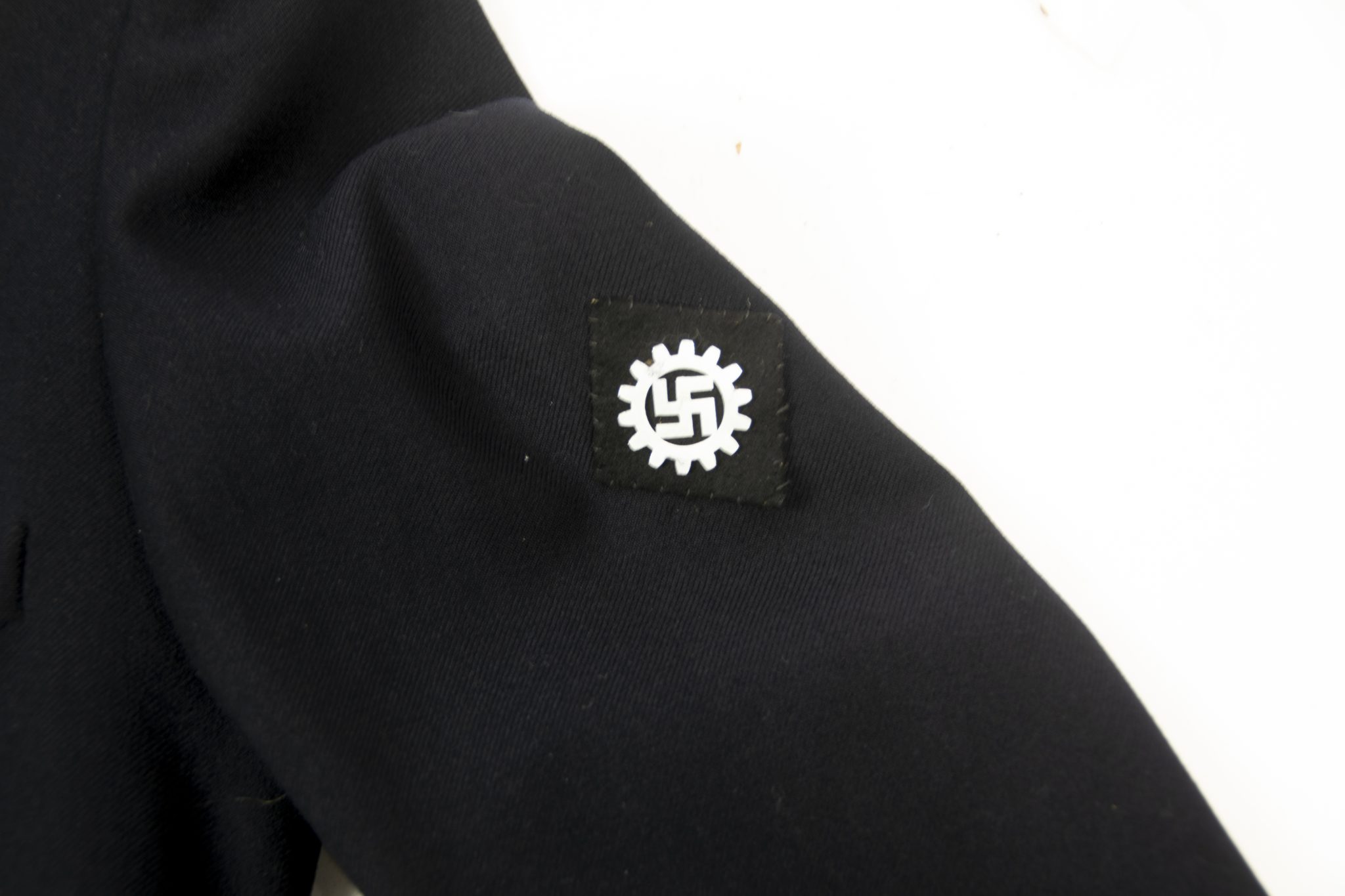 Deutsche Arbeitsfront (DAF) complete suit with jacket + trousers + visorcap + waistcoat + shirt + medals + badges - Image 45