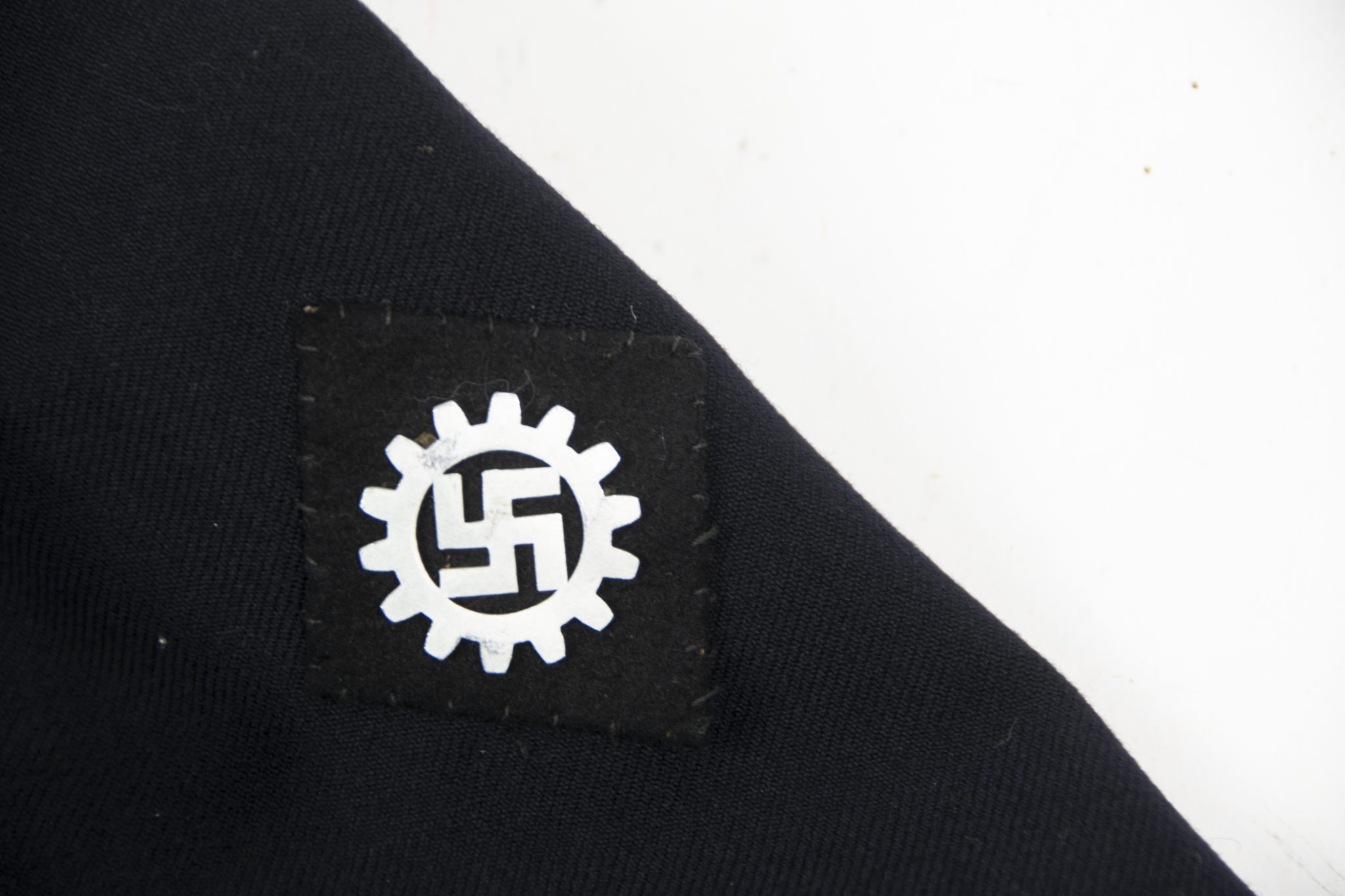 Deutsche Arbeitsfront (DAF) complete suit with jacket + trousers + visorcap + waistcoat + shirt + medals + badges - Image 46