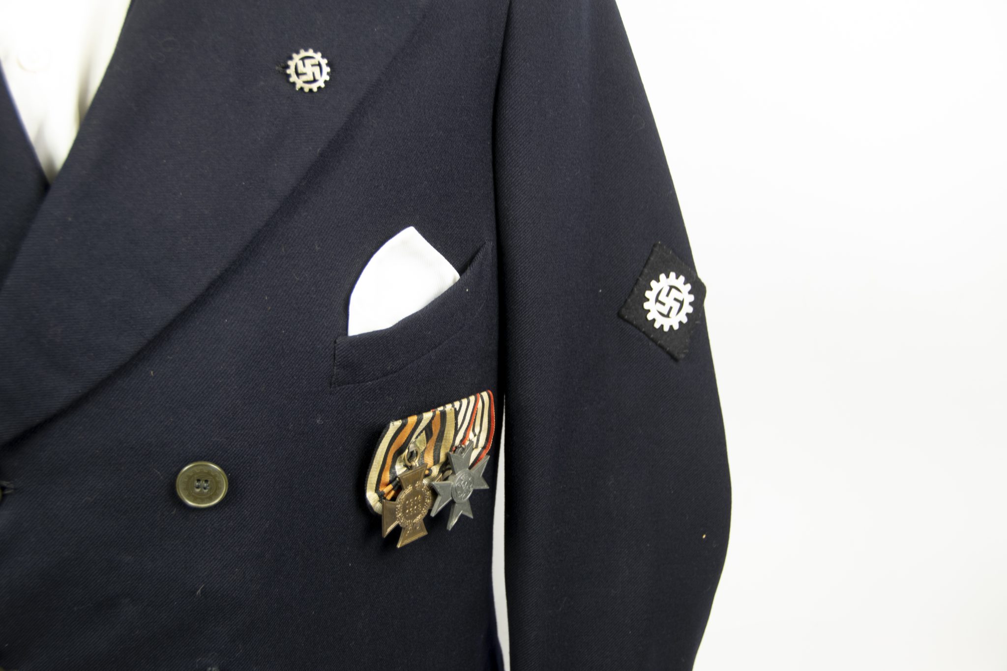 Deutsche Arbeitsfront (DAF) complete suit with jacket + trousers + visorcap + waistcoat + shirt + medals + badges - Image 4